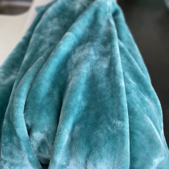 Superior Wrinkle Resistant Plush Throw, 51’’x 73’’ - Picture 5 of 8